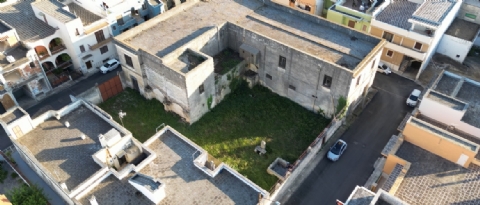 Storico Edificio di ampia metratura con giardino